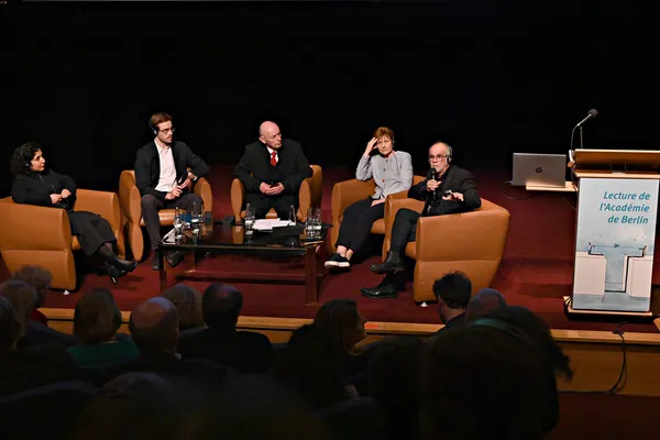 Das Foto zeigt die Podiumsdiskussion während der Lecture. Zu sehen sind: Zoha Khaleghi, David Haag, Detlev Ganten, Susanne Moebus, Carlos Moreno.